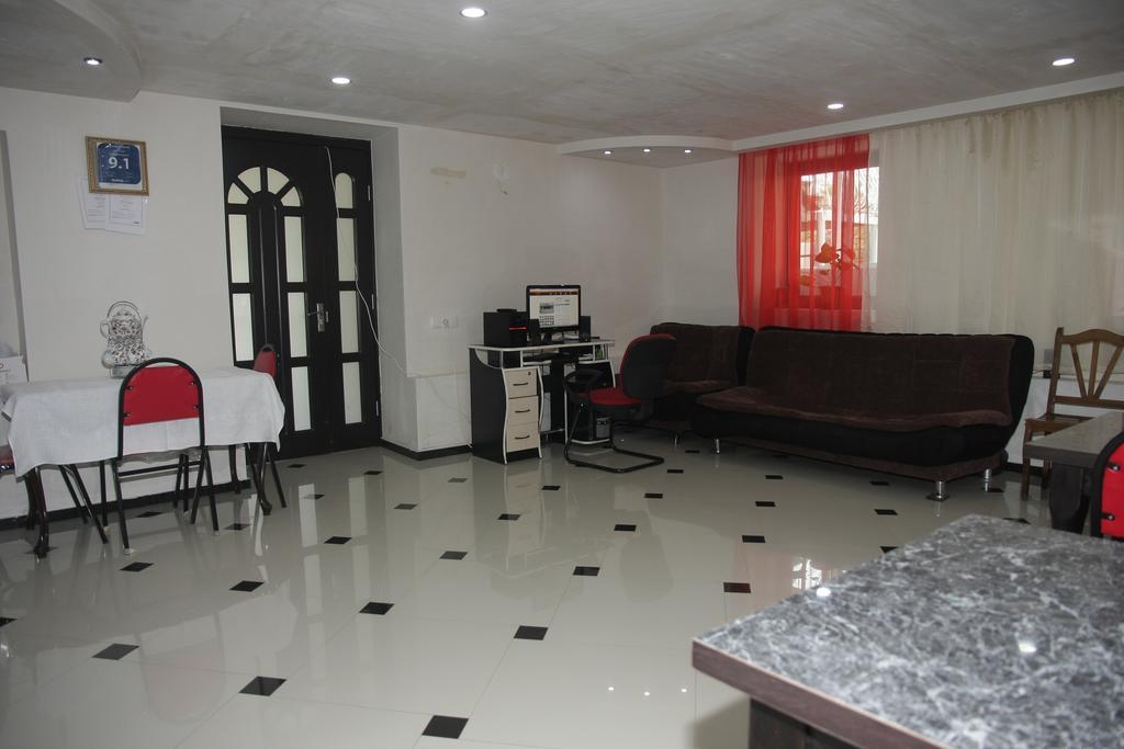 Guest House Nona Kutaisi Exterior photo